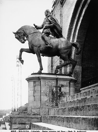 Benito Mussolini lovas szobra; a fasizmus bukásáig ez a szobor a bolognai Littoriale (Stadio comunale) épületében állt (fekete-fehér fotó). alkotó: Anderson Anderson