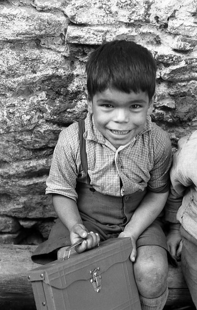 BABA ZÁRÓKÁRTYÁVAL AZ ISKOLA BEJÁRATÁBAN, Melissa alkotó: Ando Gilardi