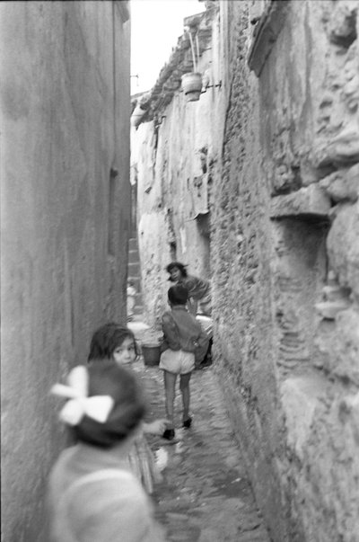 CROTONE - MOSOTT AZ UTCÁN alkotó: Ando Gilardi