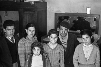 CSALÁDI CSOPORT EGY BELSŐ TÉRBEN alkotó: Ando Gilardi