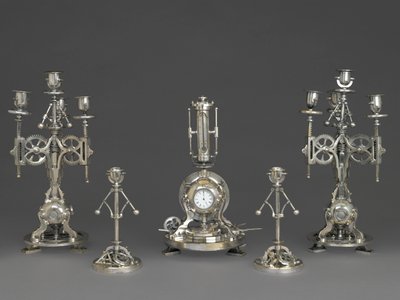 Ötrészes óragarnitúra, 1880 körül (ezüstös bronz, üveg és papír) alkotó: Andre Romain Guilmet