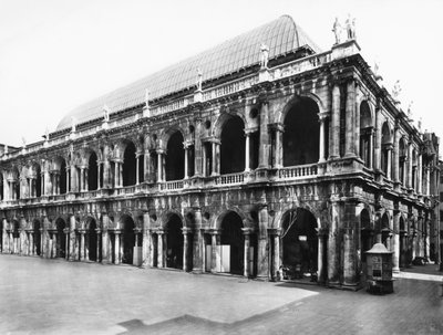 Az 1549-1614 között épült Palladiana-bazilika homlokzata alkotó: Andrea Palladio
