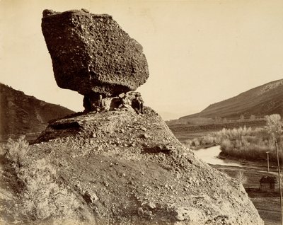 A völgy szfinxe, a The Great West Illustrated in a Series of Photographic Views across the Continent taken along the line of the Union Pacific Railroad West from Omaha, Nebraska by A.J. Russell, Volume I., A Nagy Nyugat című könyvből. alkotó: Andrew Joseph Russell