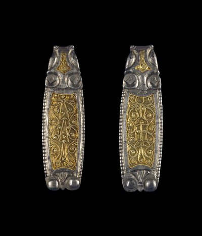 Egy pár szíjvég, Ipsden Heath, Oxfordshire, késő angolszász, 9. század (ezüst, arany berakással) alkotó: Anglo Saxon