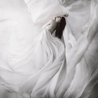Éteri fehérség, áradó kecsesség alkotó: Anja Matko