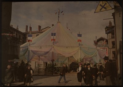 Buli sátor egy téren egy ismeretlen francia városban alkotó: Anonymous