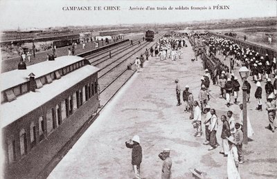 Egy francia katonavonat megérkezése Pekinbe a kínai hadjárat idején Fényképezés 1900-1901 körül - Magángyűjtemény alkotó: Anonymous Anonymous