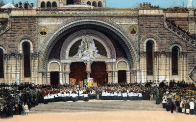 A rózsafüzér bejárata és a Tres Saint-Sacrement (Szentszentség) áldása - Lourdes - Hautes Pyrenees (65) 1930 körül. alkotó: Anonymous Anonymous