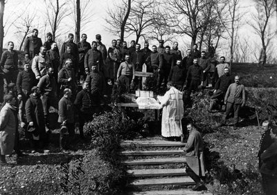 Első világháború (1914-1918): Vasárnapi szentmise a Ferme de Cannyban (Canny-sur-Matz) (60. osztály: Oise) 1915 májusában. Magángyűjtemény. alkotó: Anonymous Anonymous