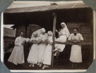 Első világháború 1914-1918: nővérek és orvosok blúzban Couville-ben, Manche-ban, Basse-Normandia (Basse Normandia), Franciaország. Névtelen fénykép 1917. július. Magángyűjtemény, Stella. alkotó: Anonymous Anonymous