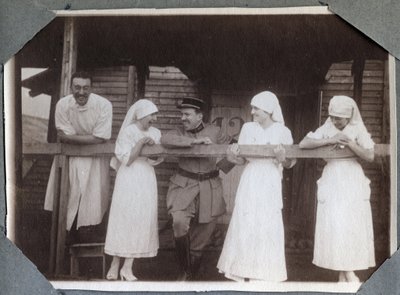Első világháború 1914-1918: ápolónők vicces blúzban katonákkal és orvossal Couville-ben, Manche-ban, Alsó-Normandia (Alsó-Normandia), Franciaország. Névtelen fénykép 1917. július. Magángyűjtemény, Stella. alkotó: Anonymous Anonymous