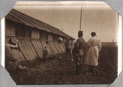Első világháború 1914-1918: fejek keresése a széleken, Couville-i tábor a La Manche csatornában, Alsó-Normandia (Alsó-Normandia), Franciaország. Névtelen fotózás 1917. május Magángyűjtemény, Stella. alkotó: Anonymous Anonymous