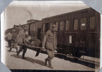 Első világháború 1914-1918: katonák sebesültek és hordágyak egy állomáson a La Manche csatornában, Alsó-Normandia (Alsó-Normandia), Franciaország. Névtelen fényképezés 1917. május Magángyűjtemény, Stella. alkotó: Anonymous Anonymous