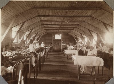 Első világháború 1914-1918: a francia vöröskereszt (vöröskereszt) sebesült katonái és ápolói, Couville-i tábor a La Manche csatornában, Alsó-Normandia (Alsó-Normandia), Franciaország. Névtelen fénykép 1917. július. Magángyűjtemény, Stella. alkotó: Anonymous Anonymous