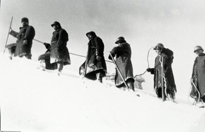 Első világháború: Olasz alpesi vadászok (alpino vagy alpini) emelkedés közben alkotó: Anonymous Anonymous