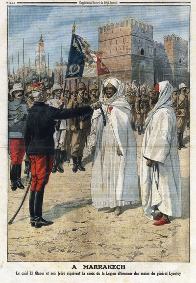 "Hubert (Louis-Hubert-Gonzalve) Lyautey (1854-1934) tábornok átadja a Becsületlégió keresztjét a caid (pasa) Thami El-Glaoui (El Glaoui) (1879-1956) és testvérének Marrákesben, Marokkó illusztrációja a „” The Petity Journal” 25 A alkotó: Anonymous Anonymous