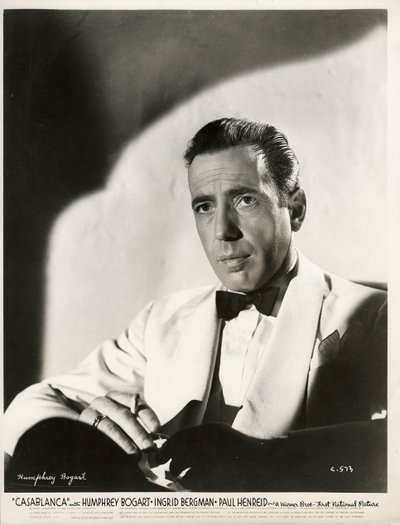 Humphrey Bogart (1899-1957) Michael Curtiz filmjében, a Casablanca című filmben, az Anonymous oldalán alkotó: Anonymous Anonymous