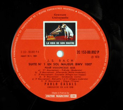 Az „EMI, a mesterének hangja” márka 33 fordulatú lemezének kiadója, Pablo Casals Jean Sebastien Bach (Johann Sebastian Bach) 6-os csellószvitjét tolmácsolja alkotó: Anonymous Anonymous