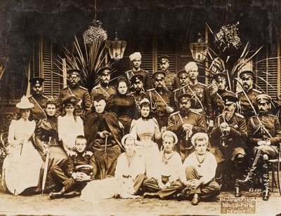 A Romanov család tagjai a nyári katonai manőverek során Krasznoje Selóban (Szentpétervár) alkotó: Anonymous Anonymous