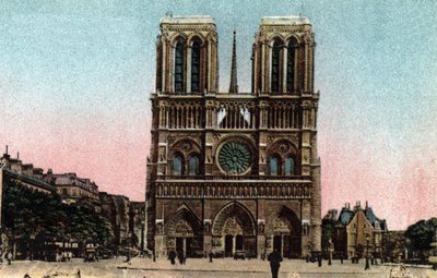 Párizs: kilátás a Cathedrale Notre Dame (Notre-Dame) homlokzatára. Gótikus építészet. Fénykép 1920-ból Párizs városának „”művészeti albumában”. Magángyűjtemény. alkotó: Anonymous Anonymous