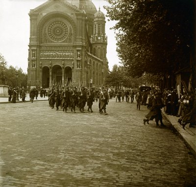 Fényképezés - Sztereoszkópikus üveglap az első világháborúról: Párizsban, a mozgósítás után fiatal toborzók távoznak a frontra, Magángyűjtemény alkotó: Anonymous Anonymous