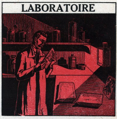 Fényképészet: egy fotós a laboratóriumában, hogy fényképeket készítsen. Névtelen illusztráció 1925-ből. Magángyűjtemény. alkotó: Anonymous Anonymous