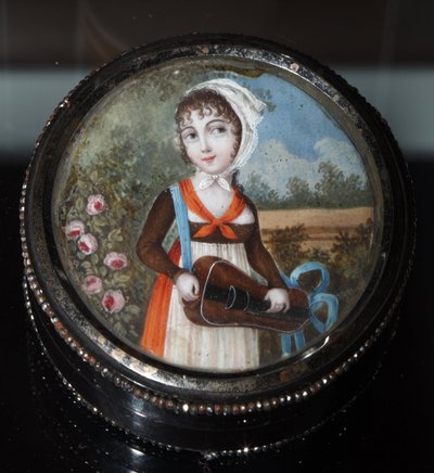 ""Hurdy-gurdy fiatal lány portréja"" (Portré of a Girl With Hurdy Gurdy) Névtelen akvarell 1800 körül Magángyűjtemény alkotó: Anonymous Anonymous