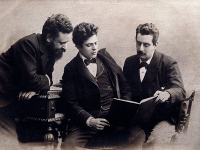 Alberto Franchetti (1860-1942), Pietro Mascagni (1863-1945) és Giacomo Puccini (1858-1924) olasz zeneszerzők portréja (1-től r.-ig) Fénykép. 1900 kb. Magángyűjtemény alkotó: Anonymous Anonymous