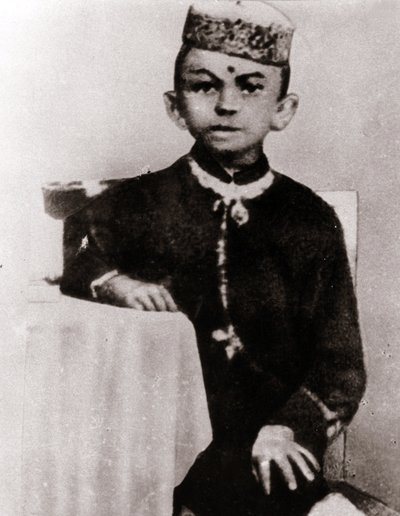 Mohandas Karamchand Gandhi (1869-1948) politikai vezető gyermek portréja - Fényképezés 1875 körül alkotó: Anonymous Anonymous