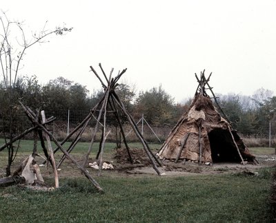 Gall falusi sátor újjáépítése. Burgundi archeodrom alkotó: Anonymous Anonymous