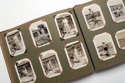 Egy fotóalbum csendélete (fotó) 1925 körül. alkotó: Anonymous Anonymous