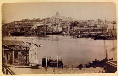 Marseille városa és környéke 1885-1890 körül: A régi kikötő és a Notre Dame de la Garde, Magángyűjtemény alkotó: Anonymous Anonymous
