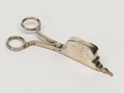 Gyertyaoltó, Ordnance Board, 1696 körül (snuffer) alkotó: Anthony Nelme