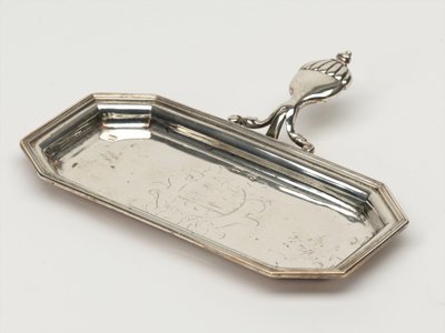 Gyertyafüsttartó tálca, Ordnance Board, 1696 körül (tálca, szippantó) alkotó: Anthony Nelme