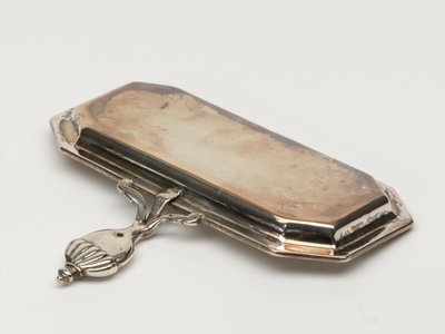 Gyertyafüsttartó tálca, Ordnance Board, 1696 körül (tálca, szippantó) alkotó: Anthony Nelme