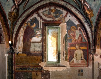 A bal oldalon IX. Gergely pápa, Ostia városának akkori előképe felszenteli a kápolnát (XII. század), a jobb oldalon a Pieta-t, a freskót később Antonio Aquili dit Antoniazzo Romano készítette (1461-1508 körül működött) 15. századi kápolna St. Gregoire, Mon alkotó: Antoniazzo Romano