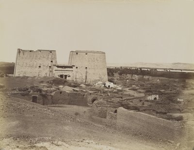 Edfu, kilátás a Pylonra és a falura alkotó: Antonio Beato