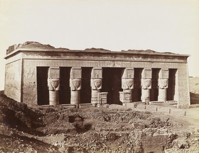 Dendera temploma, kilátás a templom homlokzatától északkeletre alkotó: Antonio Beato