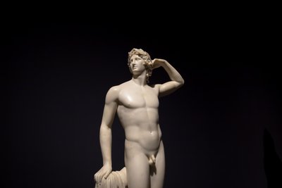 Milánó, Olaszország - 2020. június: az ókori szobor, Apollón varjúzik - 1782 - Ant..., 2019 (fotó) alkotó: Antonio Canova