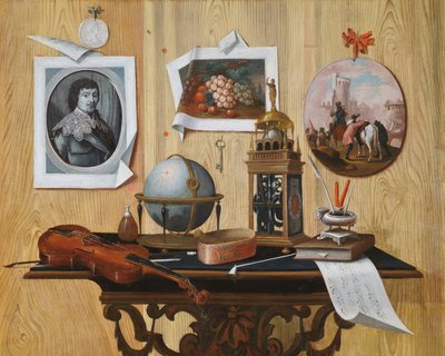 Trompe l"oeil egy nyomat és két festmény, egy kulcs, egy hegedű, egy földgömb, egy óra, egy kotta és egyéb tárgyak az asztalon alkotó: Antonio Mara