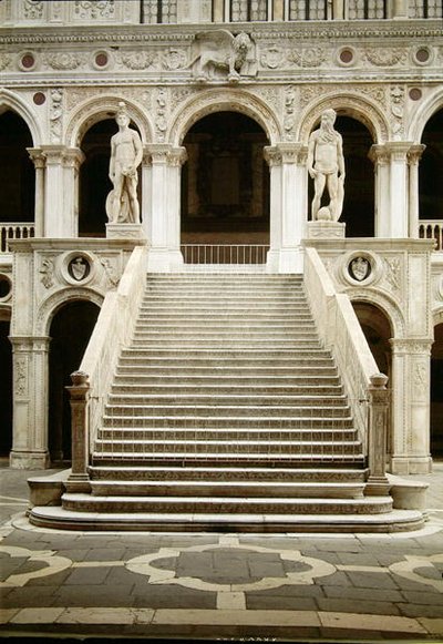 Kilátás a Scala dei Gigantira, amelyet Antonio Rizzo tervezett, Jacopo Sansovino (1486-1570) Mars és Neptunusz szobraival alkotó: Antonio Rizzo