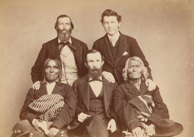 Alexander Gardner, William Henry Jackson és Antonio Zeno Shindler a Pueblo küldötteivel, Alejandro Padillával, Isleta kormányzójával és Ambrosio Abeita volt kormányzójával, 1868 (fénykép). alkotó: Antonion Zeno Shindler