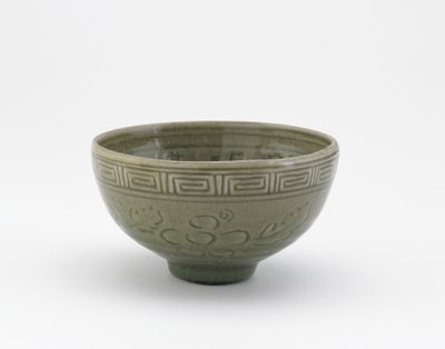 Tálalótál Longquan edények stílusában, Tálalótál (hachi), 19. század eleji (kőedény celadon mázzal) alkotó: Aoki (attr. to) Mokubei