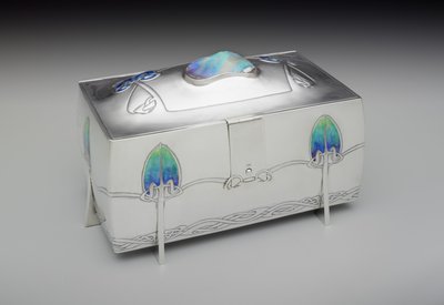 Doboz (652-es modell változat) alkotó: Archibald Knox