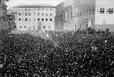 Tömeg gyűlt össze a Piazza Signorián Hitler és Mussolini firenzei látogatása alkalmából, 1938. 05. (f/w fotó) alkotó: Armando Bruni
