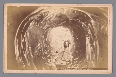 Emberek a svájci Grindelwald-gleccser barlangjában Grindelwald. Grotte du glacier (cím az objektumon) alkotó: Arthur Gabler