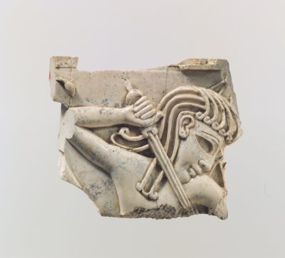 Cloisonné bútortábla kardot tartó figurával, Kr.e. 9–8. század (elefántcsont) alkotó: Assyrian