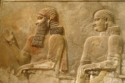 Részlet II. Sargonról és az őrről, dombormű Sargon király khorsabádi palotájából, ie 716-713 körül alkotó: Assyrian