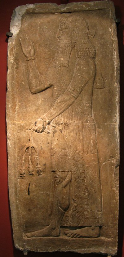 Pap a gránátalmafa ágával. Részlet egy domborműről II. Sargon asszír király palotájából, ie 722-705 alkotó: Assyrian
