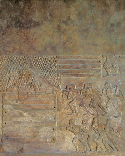 A fakészletet a parton a tengeri szállítás előtt felhalmozó dombormű, II. Sargon palotájából, Khorsabad, Irak (kő) alkotó: Assyrian
